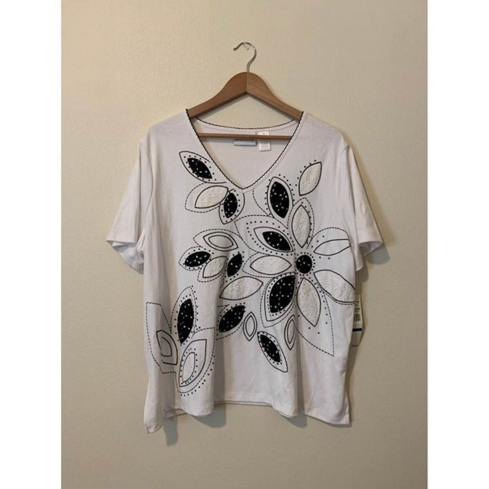 Women’s XL Floral Lace It Up Black & White Short Sleeve